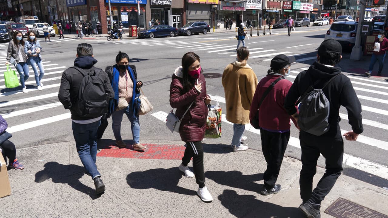 <b>En video: </b>Según el reciente Censo llevado a cabo en Estados Unidos, las minorías aumentaron su población mientras que los blancos la disminuyeron. Aún así, el crecimiento del número de habitantes del país fue el más bajo desde la Gran Depresión. Los hispanos superaron los 62 millones de personas, un aumento del 23% respecto al 2010. Los resultados indican cómo se diseñarán los nuevos distritos electorales en el país. 
<b><a href="https://www.univision.com/noticias/estados-unidos/nuevos-datos-censo-2020-latinos-impusaron-la-poblacion-de-eeuu-usa" target="_blank">Más información aquí</a></b>.