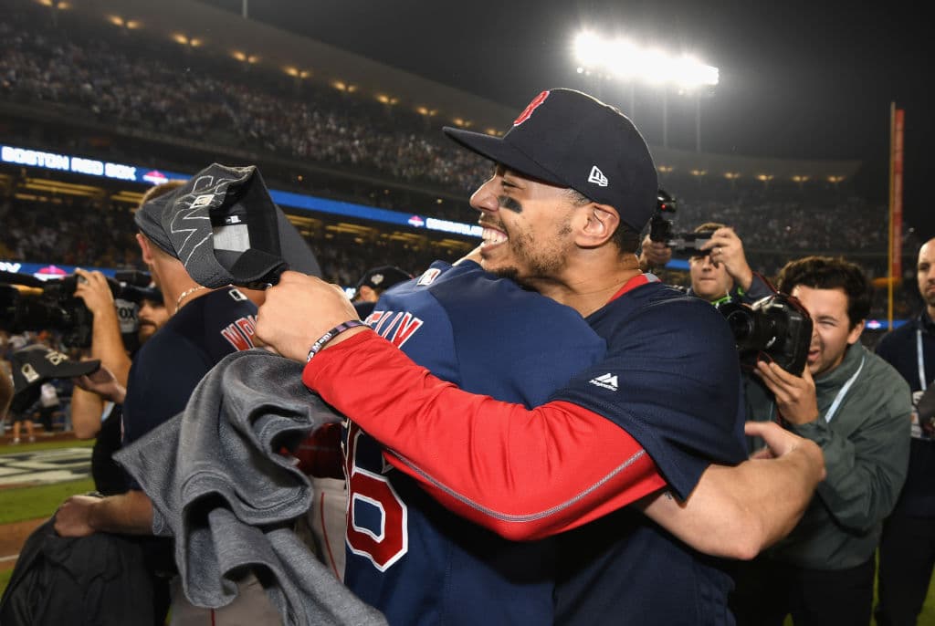 A unas horas, o minutos después de los festejos en patio ajeno, hay que preparar el vuelo de costa a costa para celebrar en Fenway Park con la afición bostoniana por el hito, por la hazaña del título.