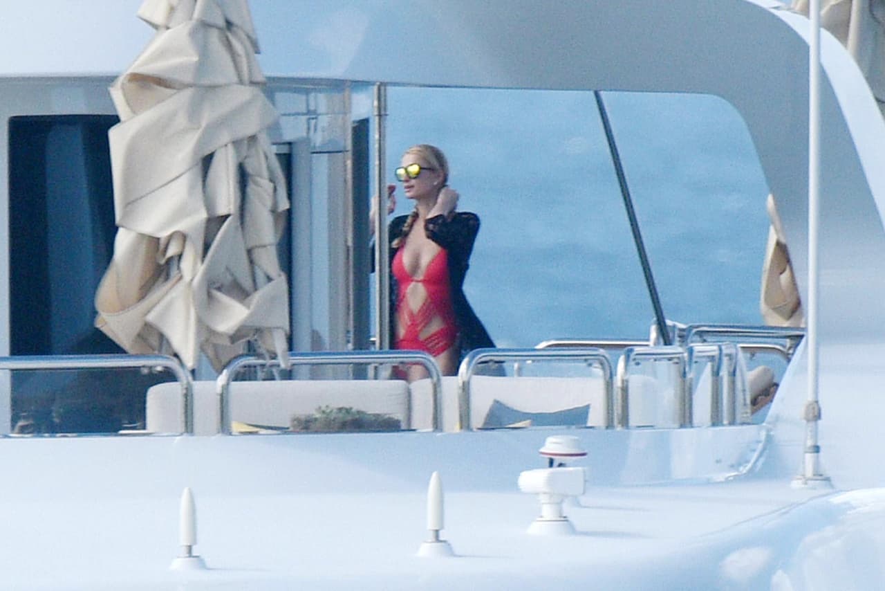 Los Hilton dieron un paseo en yate por la isla de Saint Barts.