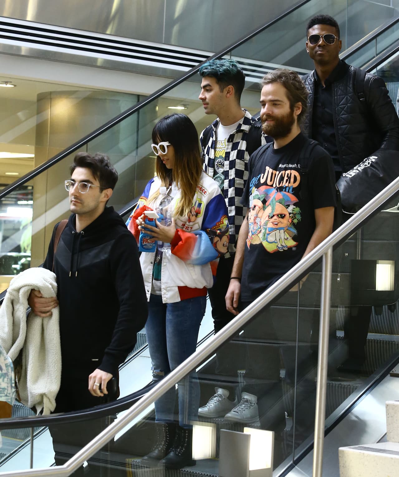 Joe Jonas por su parte optó por hacer un viaje a Miami con sus amigos.