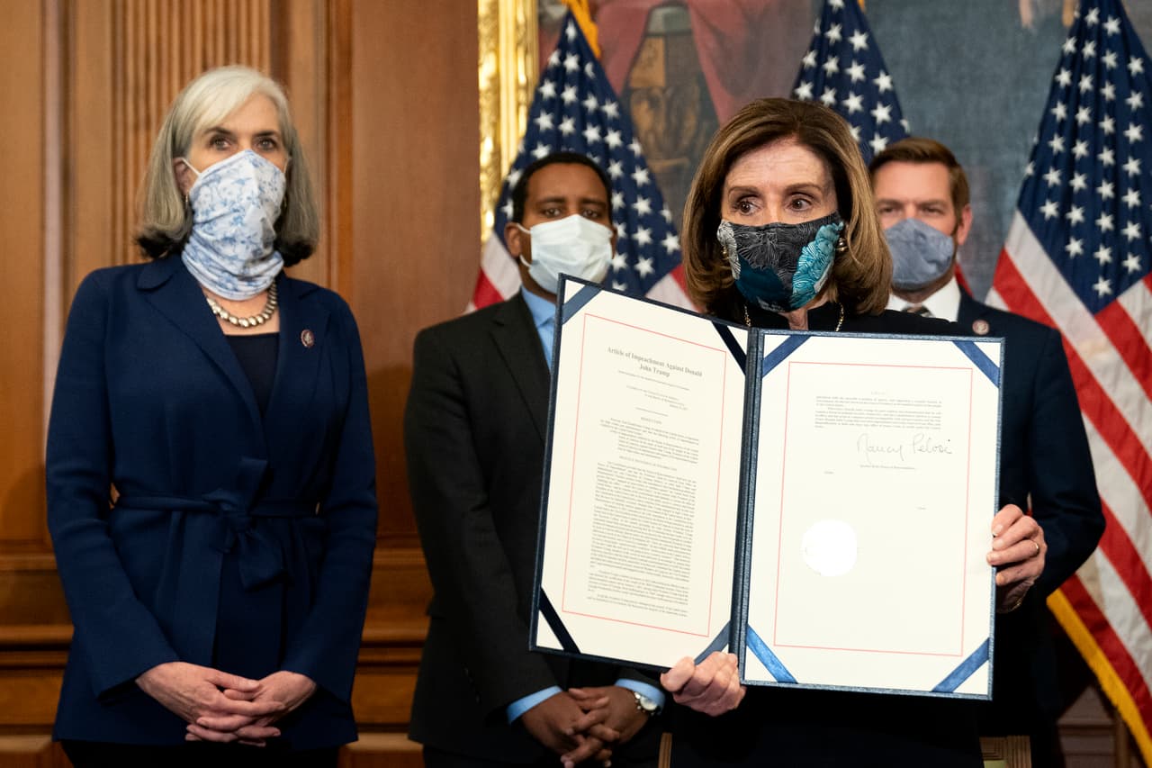 <b>Trump pasa a la historia como el único presidente con dos 'impeachments'</b>. El 13 de enero, la Cámara de Representantes 
<a href="https://www.univision.com/noticias/elecciones-en-eeuu-2020/el-segundo-impeachment-de-donald-trump"><u>acusó oficialmente a Trump de "incitación a la insurrección" en un proceso expedito</u></a>, tan solo una semana después de que sus simpatizantes asaltaron el Capitolio y dejaron cinco muertos. El FBI arrestó a cientos de implicados en este incidente.