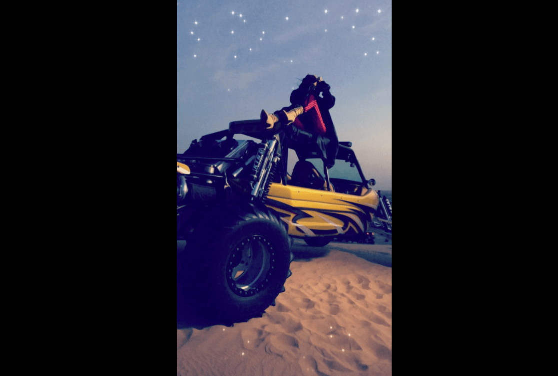 En esta imagen vemos a Kim Kardashian disfrutando de un baño de luz de estrellas en el techo de un moderno 
<b><i>boogie</i> para recorrer sobre dunas de arena</b> en desierto cerca de Dubai.
<br>