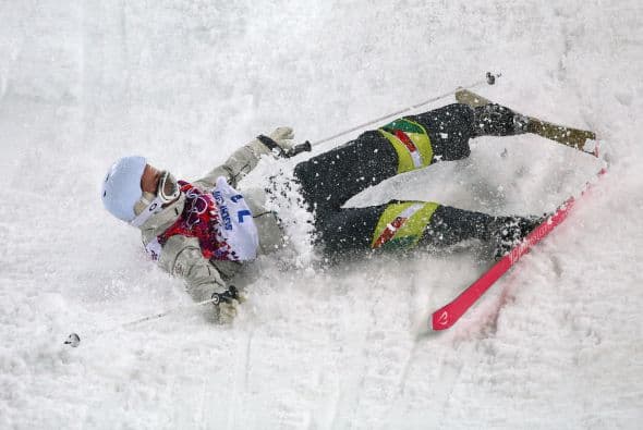 Aquí el momento en que Dale Begg -Smith de Australia no logró mantenerse de pie en la prueba masculina de estilo libro mogul.