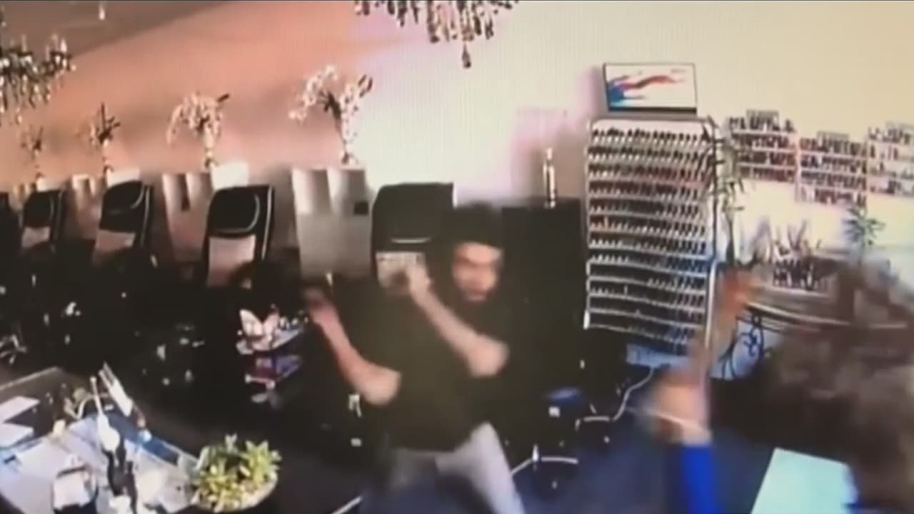 Investigan por qué este hombre golpeó a varias personas, robó un auto y saltó encima de otro