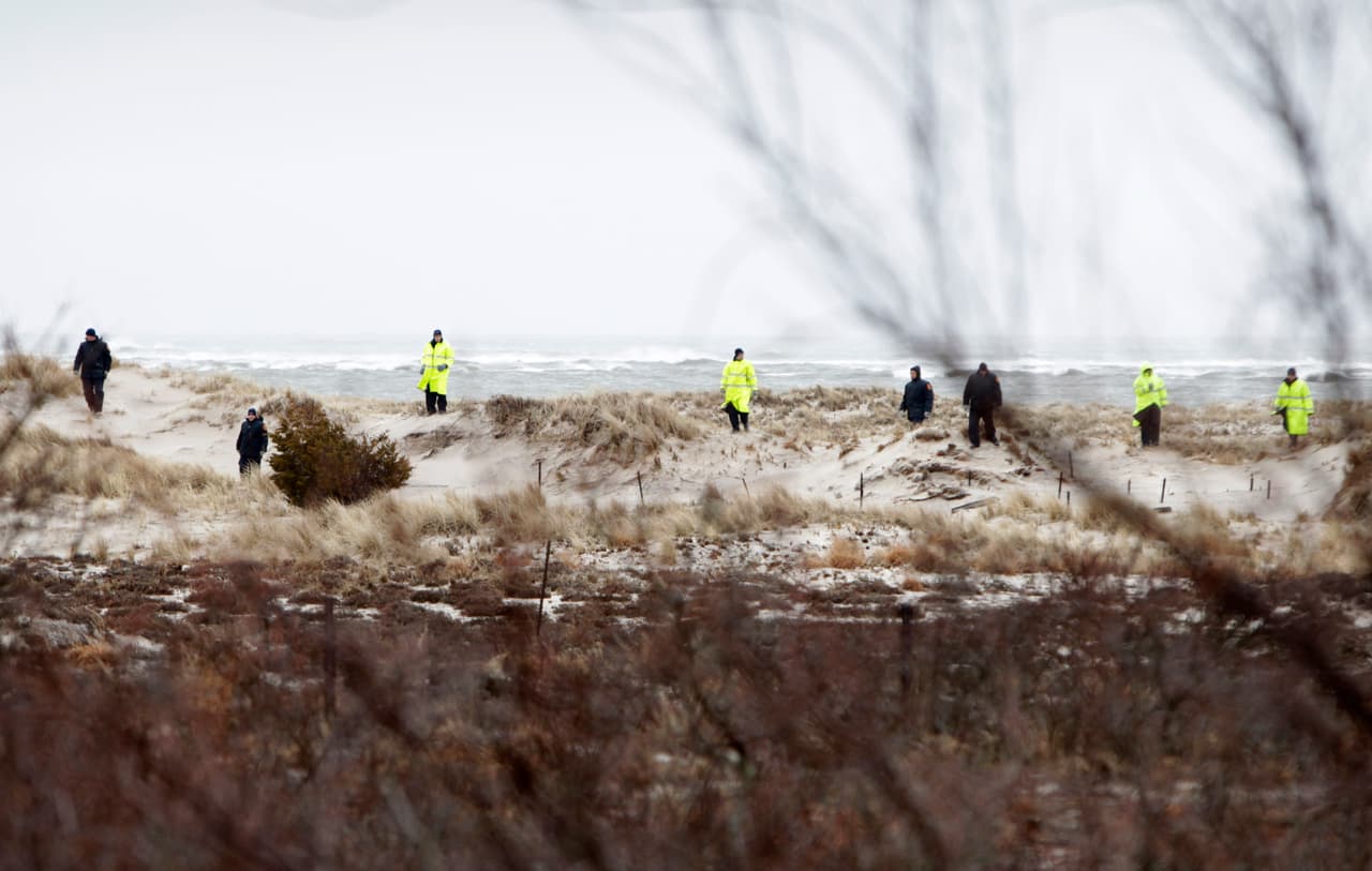 <b> 3. Isla Oak, Carolina del Norte (43.24)</b>
<br> 
<br> Fue el escenario de brutales crímenes perpetrados por el llamado asesino en serie de Long Island. 
<br> 
<br>En esta foto del 5 de abril de 2011, personal de emergencia buscaba entre las dunas y la maleza donde se hallaron ocho cuerpos. 
<br>
<br>Los investigadores vincularon el torso de una mujer, encontrado hace casi dos décadas, con dos conjuntos de restos óseos descubiertos en el caso del llamado asesino en serie.
<br>
<br>Es la tercera playa más peligrosa del país con 43 puntos sobre 100.