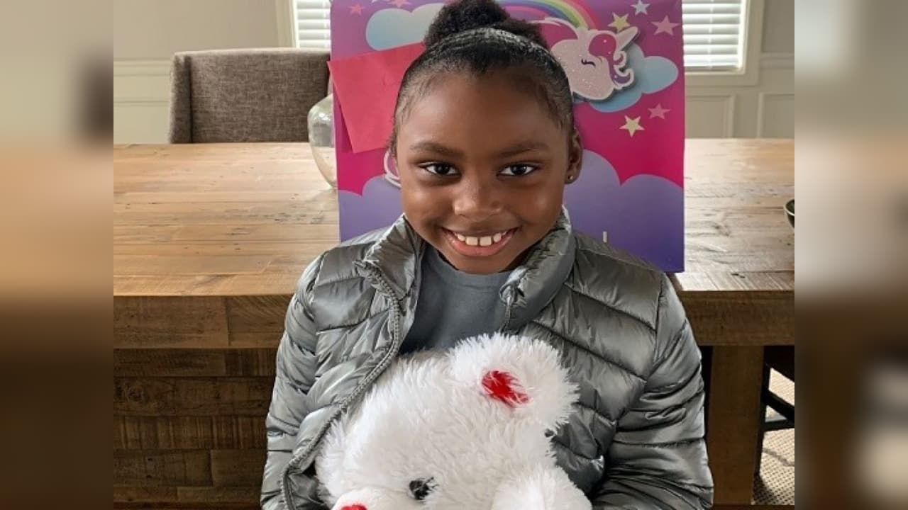 Una niña de 7 años muere por una bala perdida mientras se dirigía con su familia a realizar compras navideñas