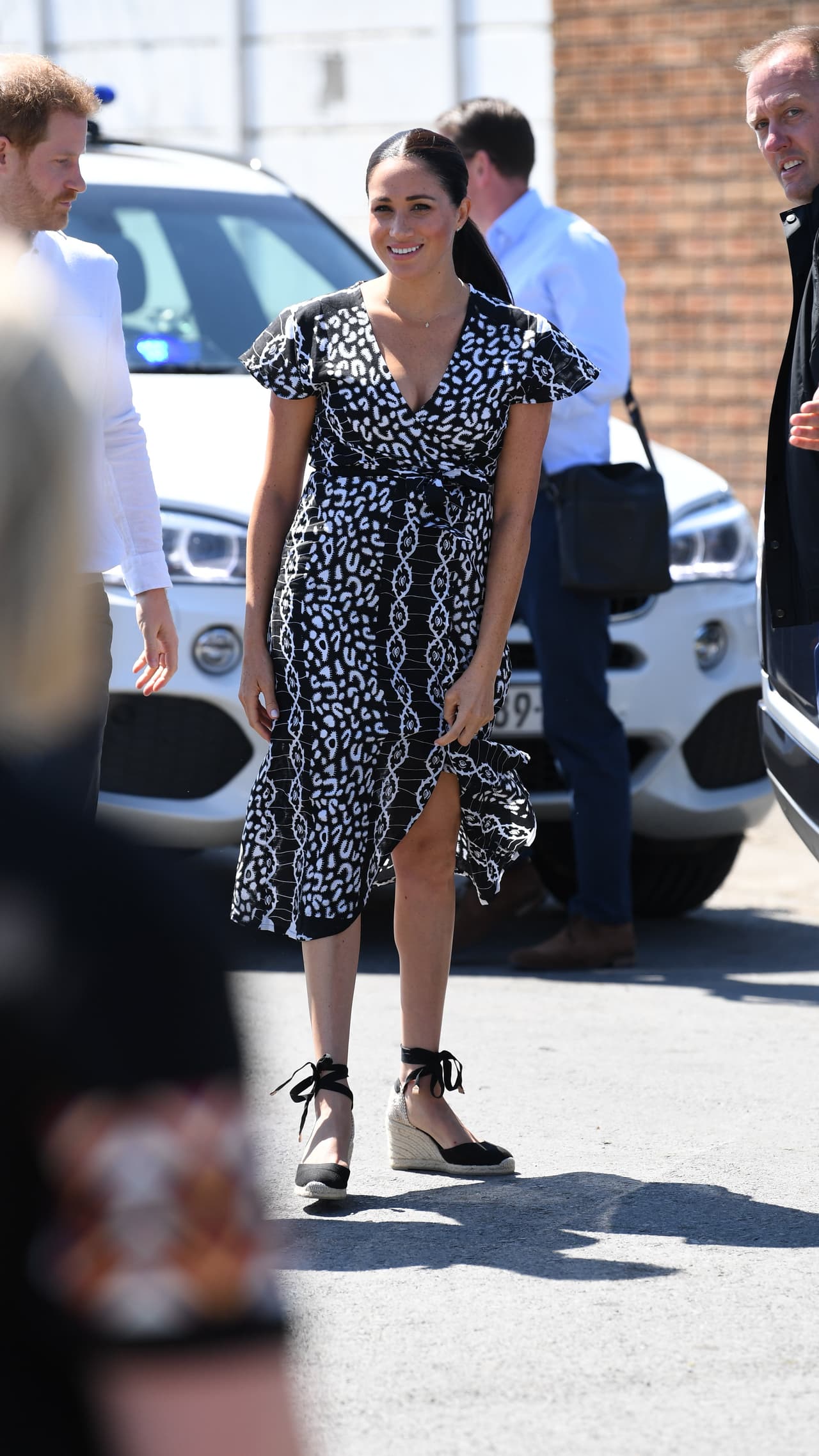 "Así que 
<b><a href="https://www.univision.com/famosos/botitas-ropa-y-peluches-son-mas-de-200-los-regalos-que-ha-recibido-archie-el-bebe-de-meghan-y-harry-fotos" target="_blank">la duquesa decidió tomar algunos de sus regalos</a></b> para entregarlos a los niños y familias sudafricanas más necesitadas", declaró el informante al medio británico.