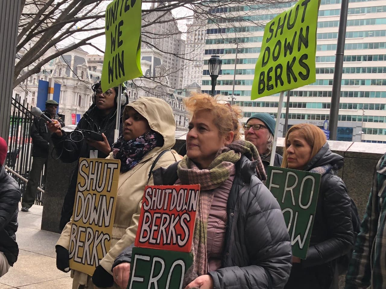 Pensilvania es actualmente el hogar del Centro de Detención Familiar del Condado de Berks (BCRC), uno de los tres centros de detención para familias inmigrantes, donde niños de tan solo dos semanas han sido encarcelados y las familias han estado detenidas durante más de un año.
<br>
<br>