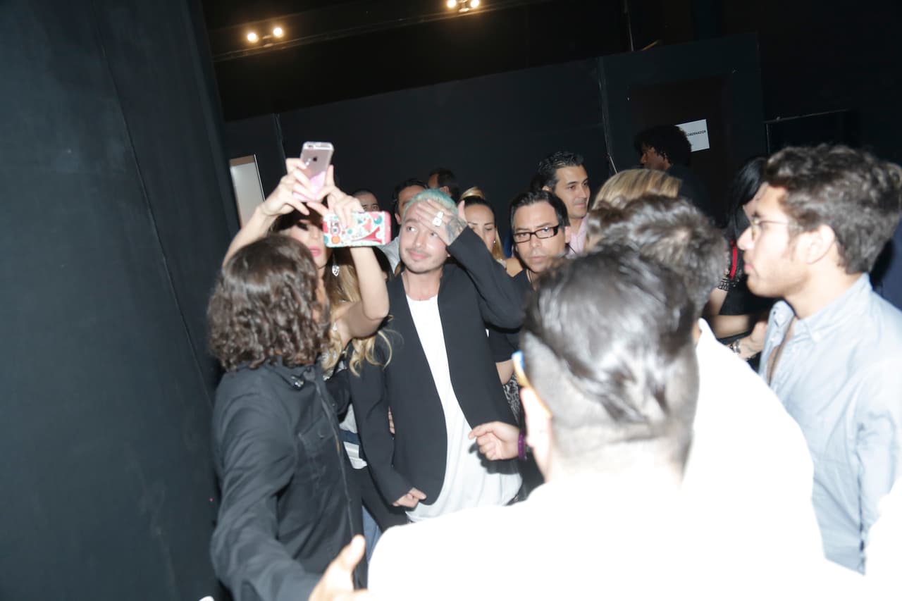 Cuando llego el momento de su actuación todos se acercaron a fotografiarlo.