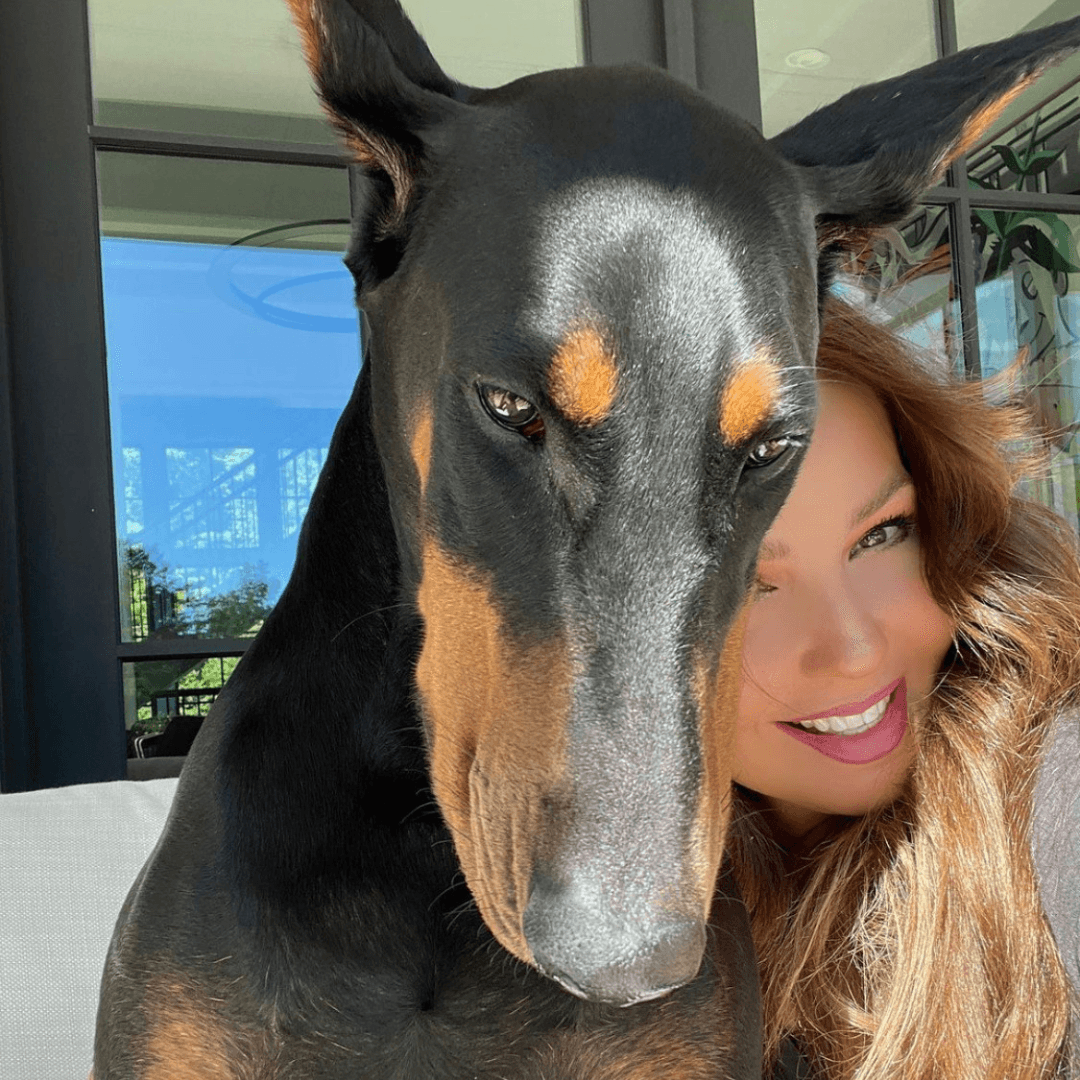 Frankie es un perro dóberman, y 
<a href="https://www.univision.com/local/radio-nacional/thalia-recuerda-a-pulgoso-el-perro-de-marimar-y-el-truco-que-usaban-para-que-actuara-video" target="_blank">el consentido de Thalia</a>. La actriz y cantante ha compartido en sus redes sociales fotos con él y hasta las idas juntos al gimnasio.