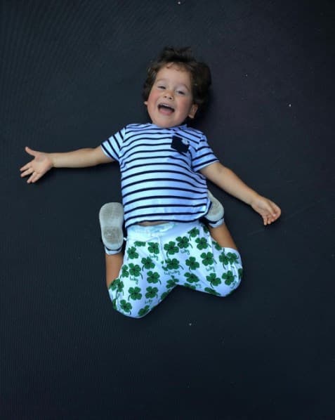 Bruce es un niño muy tierno y también muy juguetón, nos encanta ver como se divierte.