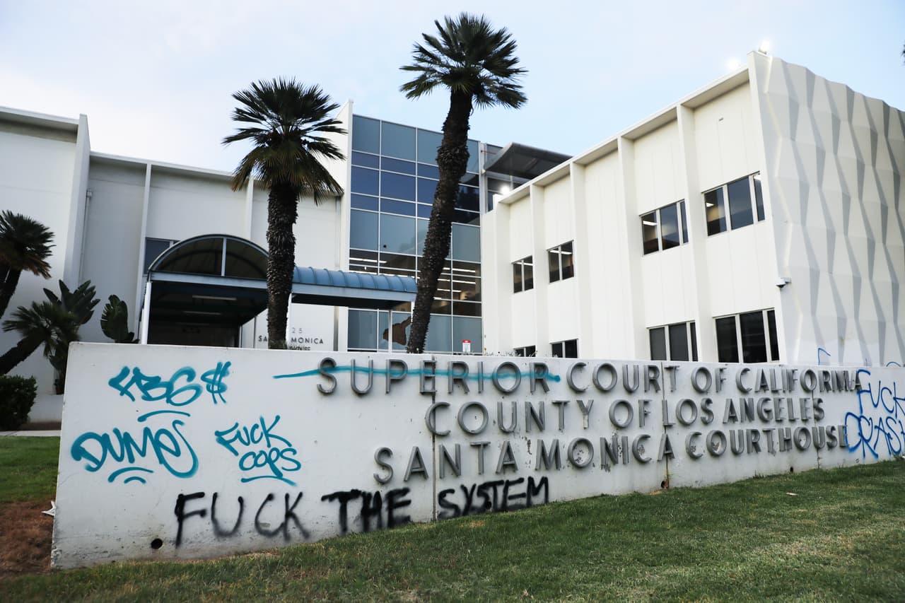 Con graffitis, ventanas destruidas y quemas de autos.