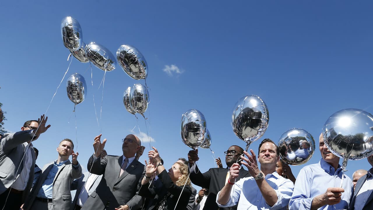Globos al aire: Simbolismos y oraciones por las víctimas del tiroteo en la escuela de Florida