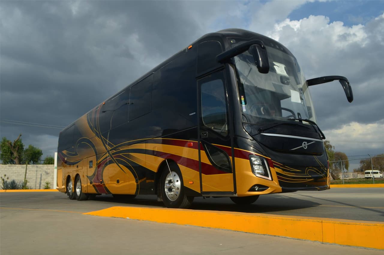 Se trata de un Volvo 9800, año 2017, el cual fue adquirido en Culiacán, Sinaloa y después fue llevado a Mazatlán, para que le hicieran las modificaciones y quedará como un súper camión grupero.