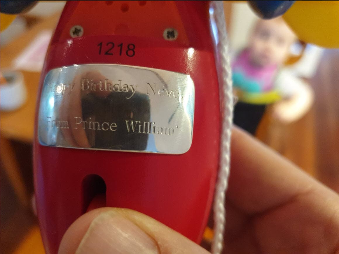 En la parte de abajo, el príncipe William le mandó incrustar una placa de plata grabada con una felicitación: "Feliz cumpleaños Neve. De parte del príncipe William", se lee.
<br>