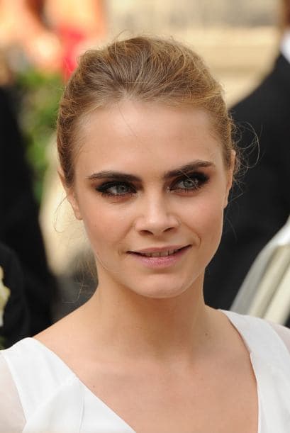 Con su estilo 'smoky', un vestido Chanel Huate Couture y el cabello recogido, Cara se robó las miradas de todos.