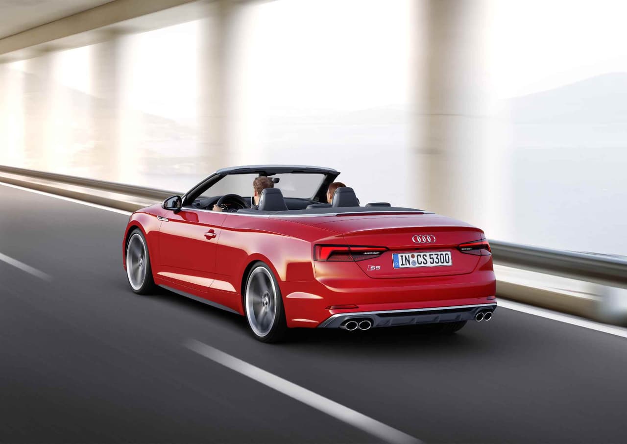 Según Audi, el S5 Cabriolet acelera de
<b>0 a 62 millas por hora en 5,1 segundos</b>, para llegar a una
<b>velocidad final</b> limitada electrónicamente a
<b>155 millas por hora.</b>