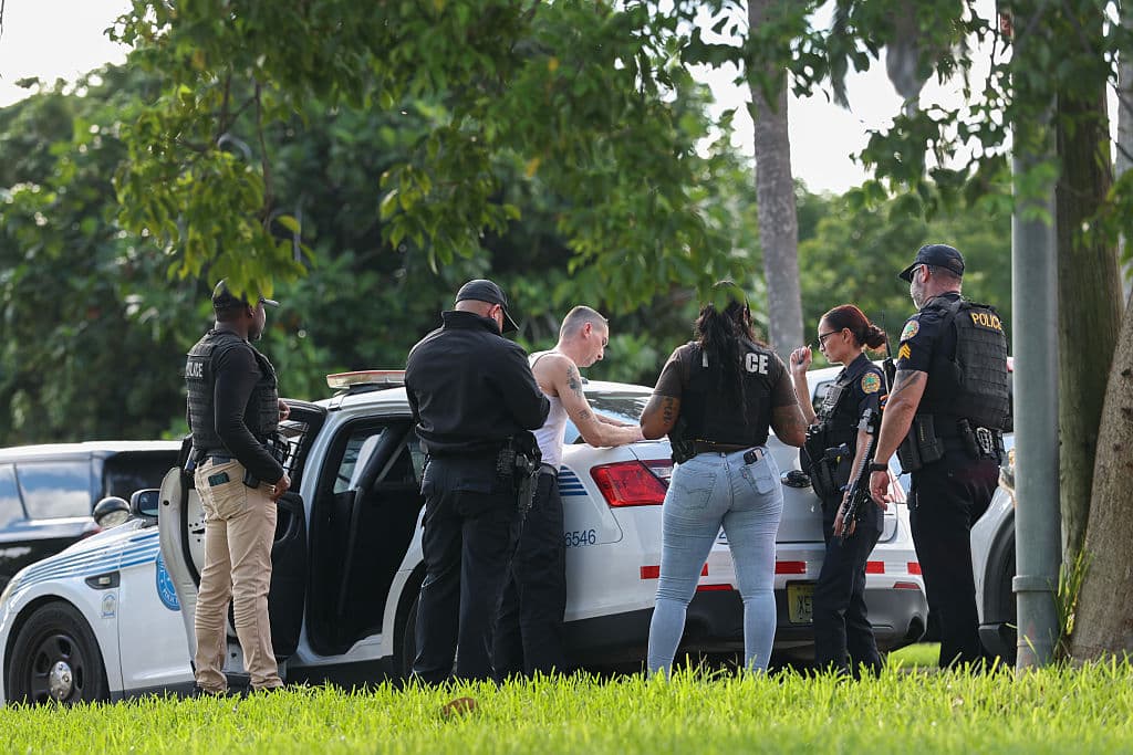 Agentes de la policía de la ciudad de Miami interrogaron a una persona de interés.
