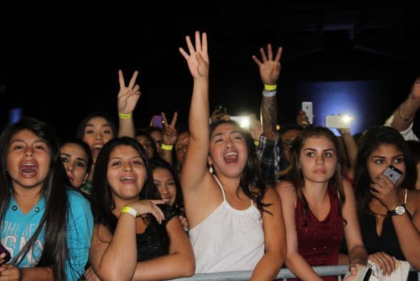 El Dasa revolucionó Phoenix con su voz y carisma, enloqueciendo a miles de fans que los esperaban ansiosas. El chulo causó furor con sus movimientos sexy y desafió seguridad para acercarse y bailar con sus consentidas.