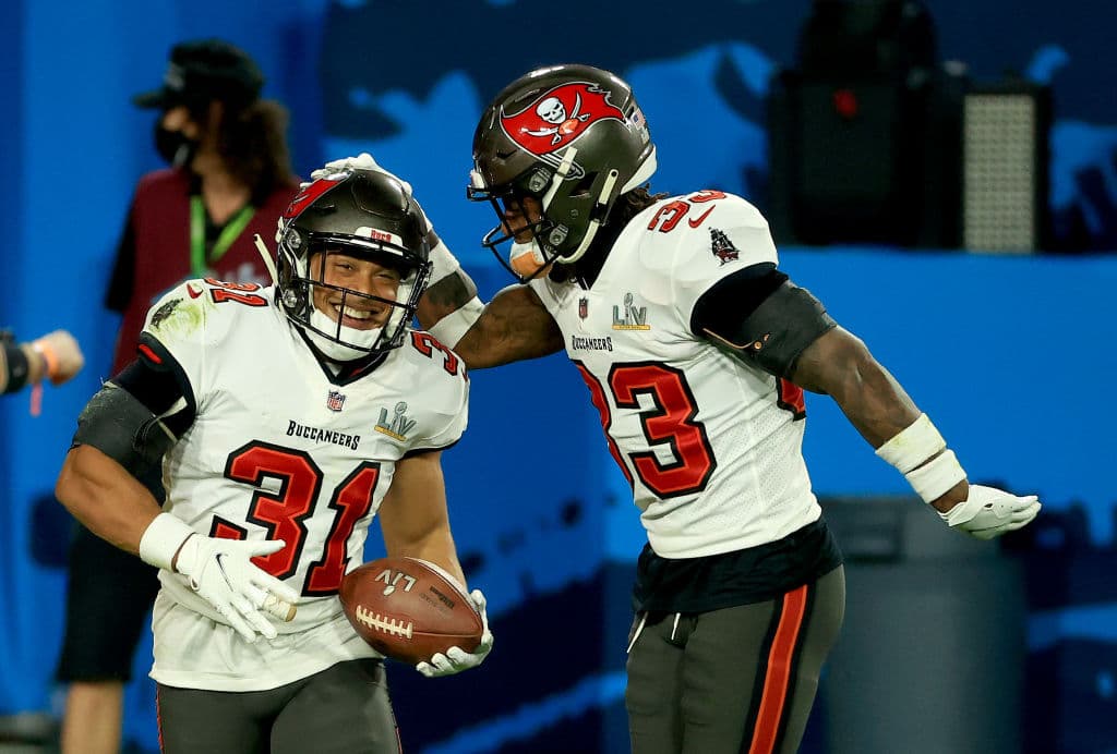 La defensa de los Tampa Bay deja a Patrick Mahomes sin pase de anotación y con dos intercepciones en la arrolladora victoria de los Buccaneers 9-31 sobre los Kansas City Chiefs. Tom Brady demuestra porque es el mejor y con tres pases de anotación y sin intercepciones consigue su séptimo anillo de Super Bowl.