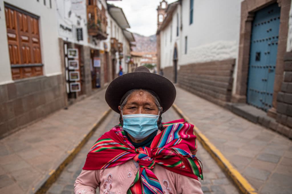 Marcosi, una mujer de los Andes peruanos, se protege con una mascarilla en la ciudad de Cusco, que ha visto su actividad económica paralizada por la pandemia.