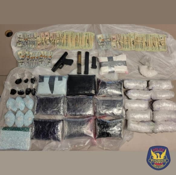 En otra parada de tráfico, pero realizada en Phoenix fueron incautadas 101,000 píldoras de fentanilo, 10 libras de metanfetamina, 6 onzas de heroína, 2.5 libras de cocaína, armas, $7,500 y detuvieron a dos sospechosos.