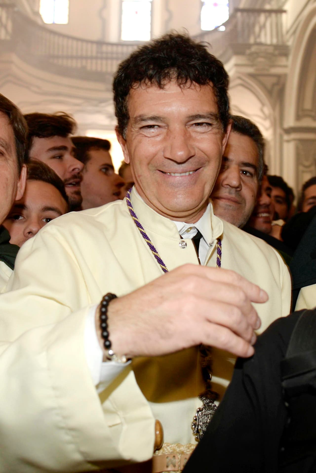 De lo más feliz cumpliendo con sus compromisos religiosos.