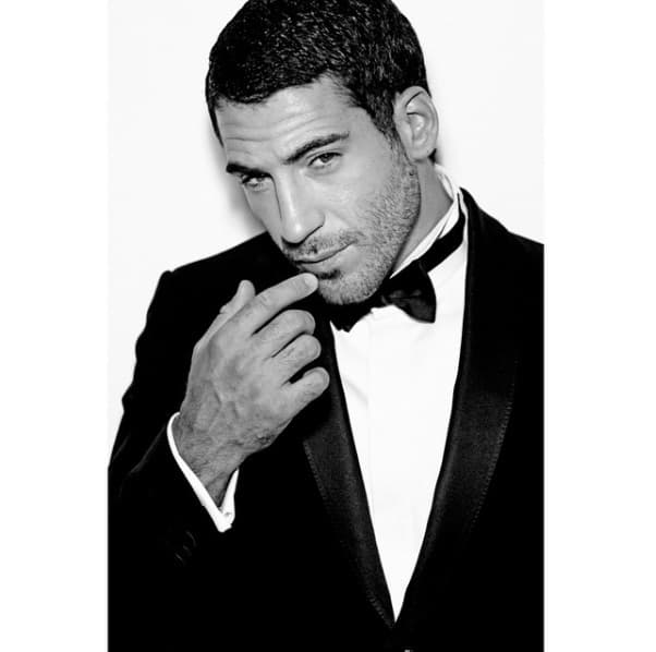 El apuesto y musculoso actor llega a la pantalla de UniMás para enamorarnos como ‘Alberto Márquez’ en la serie Velvet. Aquí te dejamos con las mejores del galán español más deseado por todas.