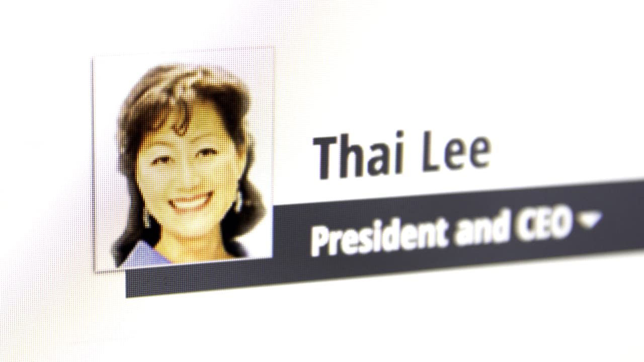 <b>Thai Lee, empresaria de tecnología, tiene un patrimonio de 1,600 millones de dólares.</b> Es CEO de SHI International, que tiene 17,000 clientes incluyendo Boeing y AT & T. Junto a su ex marido pagó menos de 1 millón de dólares por un revendedor de software en 1989, que sería el predecesor de su empresa. Nació en Bangkok, creció en Corea del Sur y se mudo a EEUU en la la secundaria. Tiene un maestría en negocios en Harvard y pasó por las empresas Procter & Gamble y American Express.
<br>