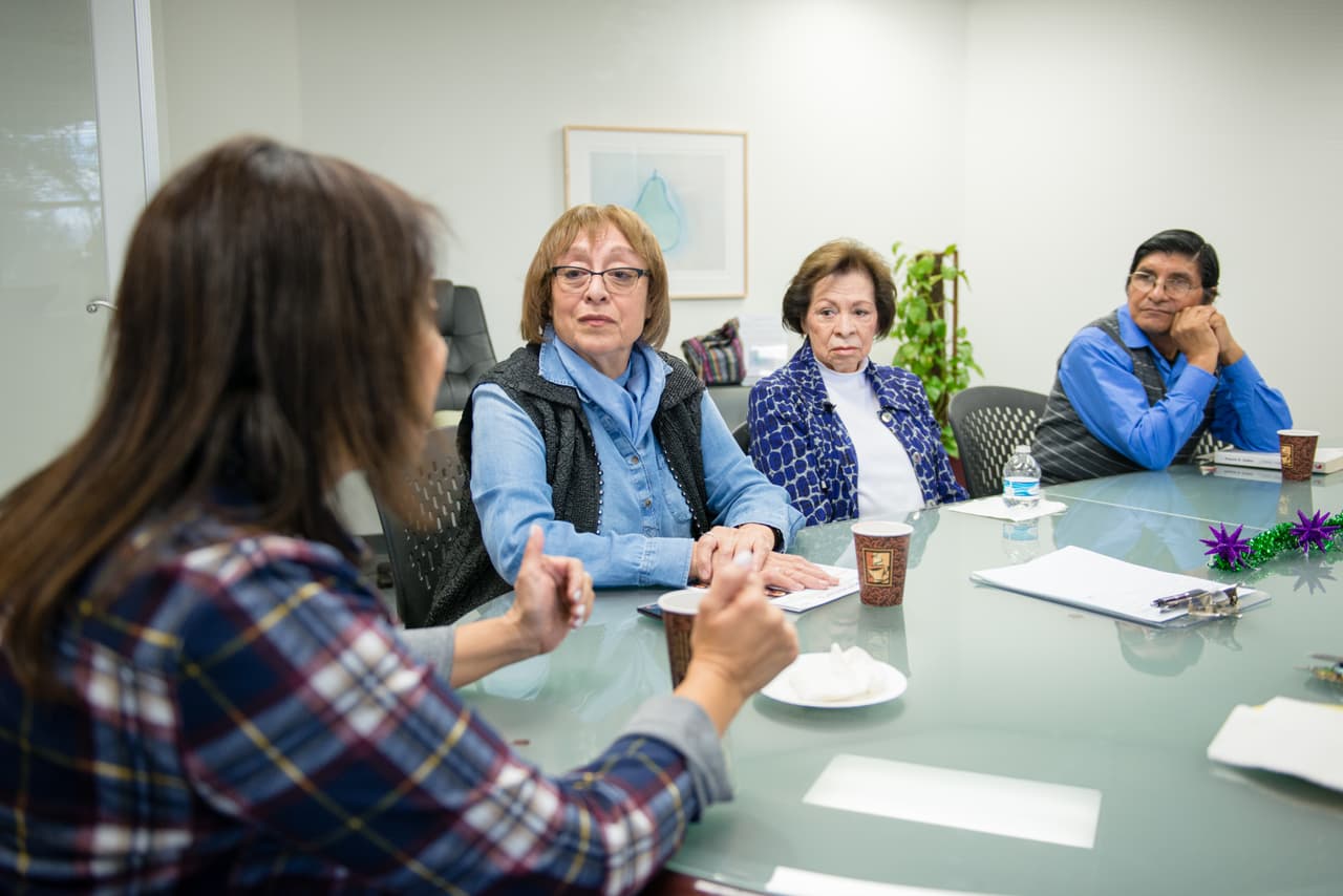 Dos veces al mes, Tania asiste a un grupo de apoyo de cuidadores en Canoga Park, California. Las sesiones la han ayudado mucho no sólo a atender mejor a su mamá, sino a a sobrellevar el estrés que a veces siente al ser la responsable de ella.