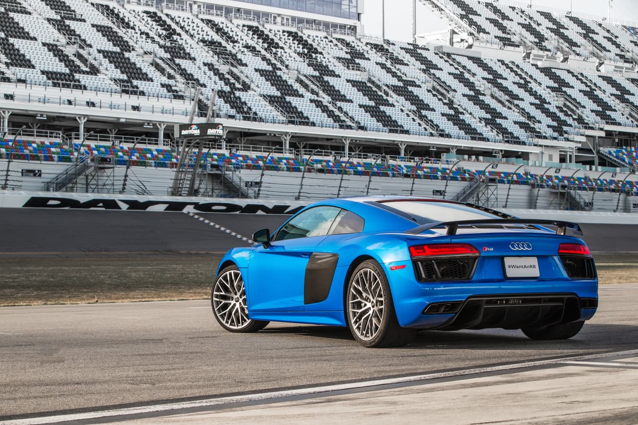 <b>10. <u>Audi R8 V10 Plus 2017</u>:</b> 205 MPH (328 KM/H)
<br>
<b>Aceleración (0-60MPH)-</b> 2.9 segundos
<br>
<b>Motor-</b> V10, 5.2 Lts.
<br>
<b>Potencia-</b> 610 HP, 413 Lb-Pie
<br>
<b>Peso- </b>3,684 Lbs.
<br>
<b>Precio-</b> $164,150