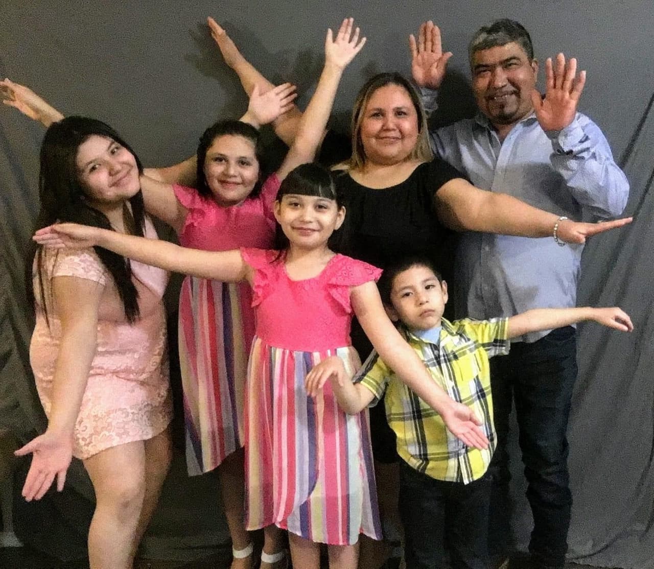 Aunque son días difíciles, lo importante es mantenernos positivos y optimistas, porque al final del día ningún virus nos quita nuestras creencias y costumbres.
<br>