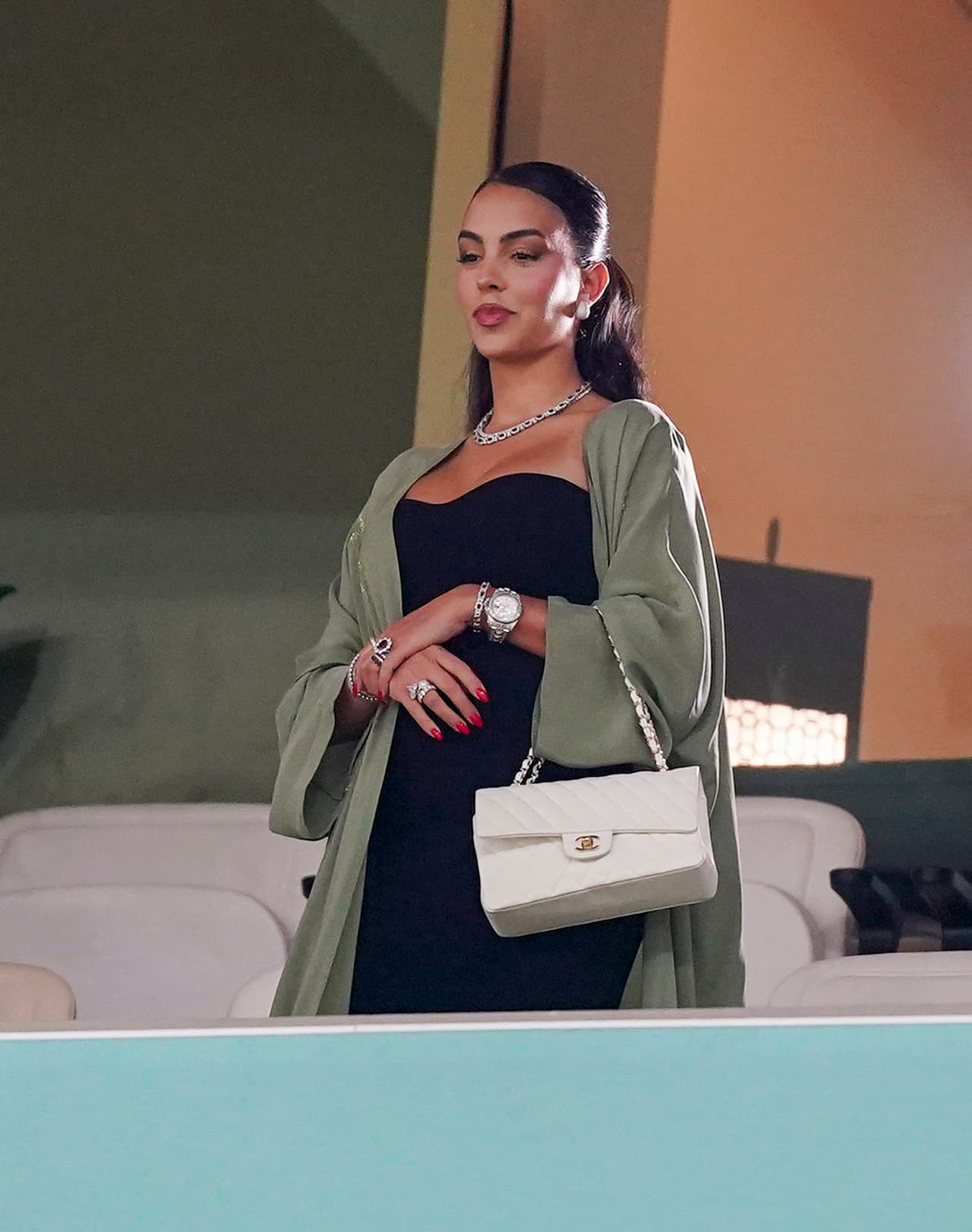 Pero lo que resaltó de su ‘outfit’ fueron las diversas joyas que portó, cuyo valor total asciende a 2.2 millones de dólares, de acuerdo con Daily Mail. 
<br>