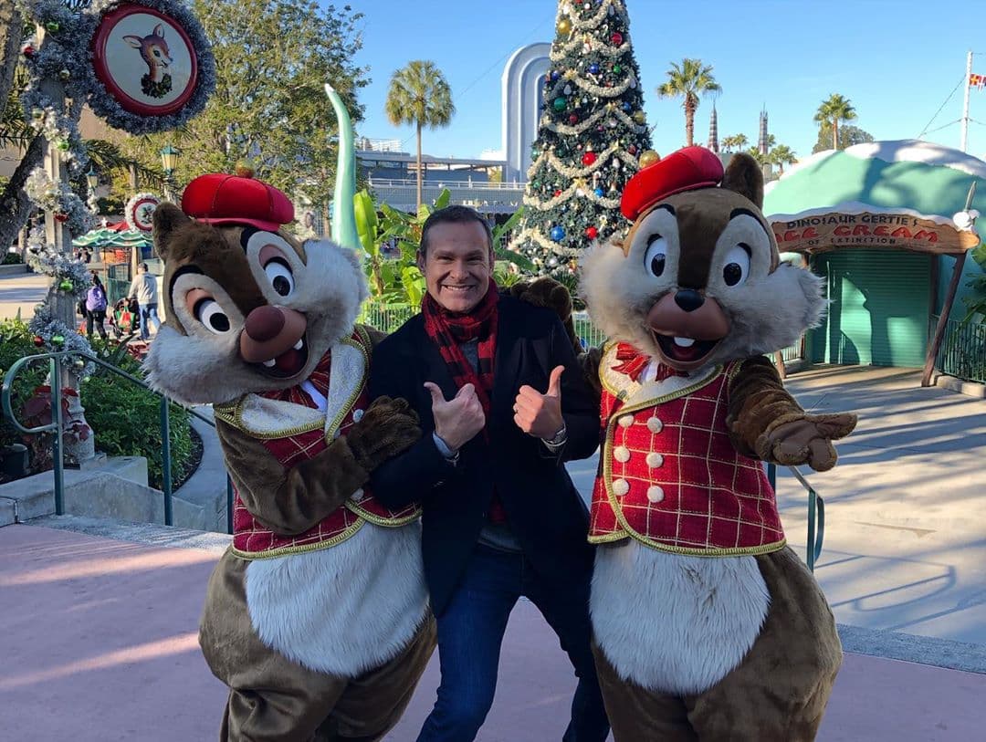 En vísperas de Navidad el parque más famoso se viste para la ocasión y Alan aprovechó la decoración y a los tiernos personajes para tomarse una divertida fotografía.