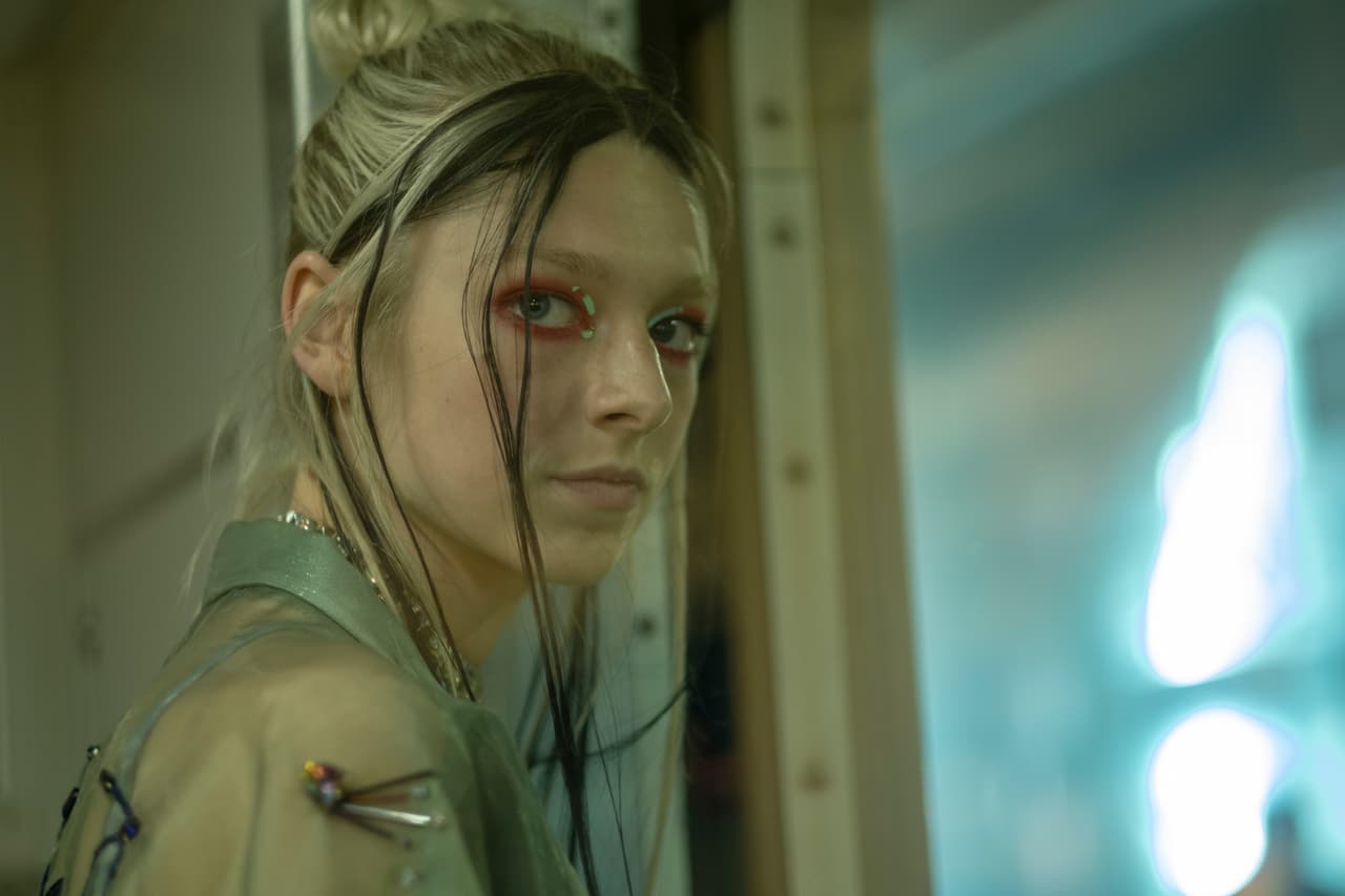 Hunter Schafer es una modelo, actriz y activista trans que lucha constantemente por los derechos LGBT. Debutó en la campaña de Versus, pasó a Helmut Lang, Marc Jacobs y Miu Miu, según informa Vogue, en 2022. Asimismo, la revista Time la eligió como una de las 100 personas más influyentes del futuro.