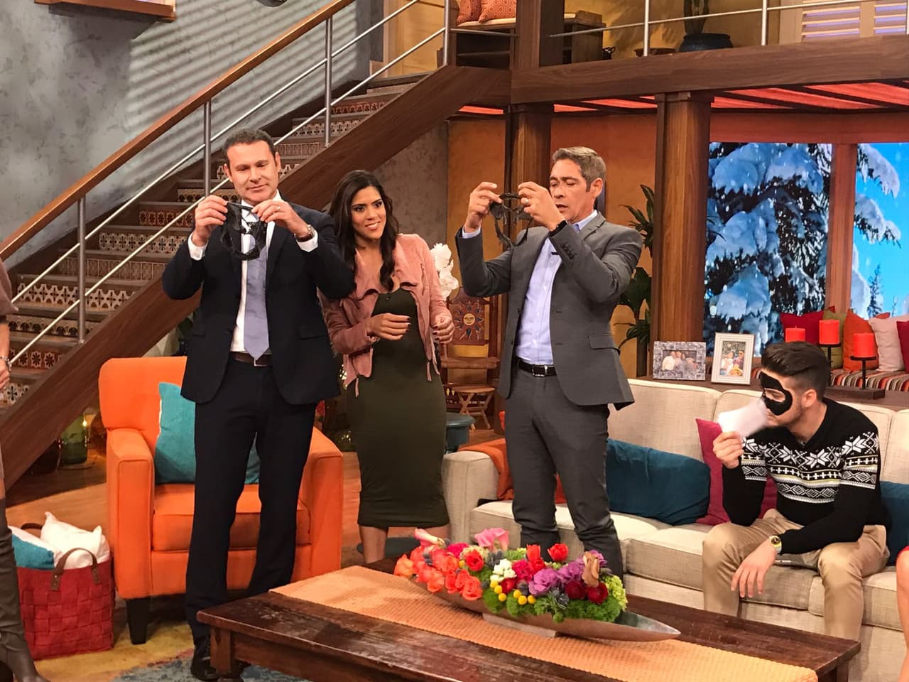 Alan y Johnny nos muestran los resultados y comprobamos si lograron retirar la textura de silicona de la mascarilla casi entera.