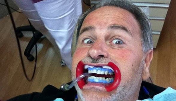 Aquí lo vemos con una singular sonrisa en su visita al dentista.