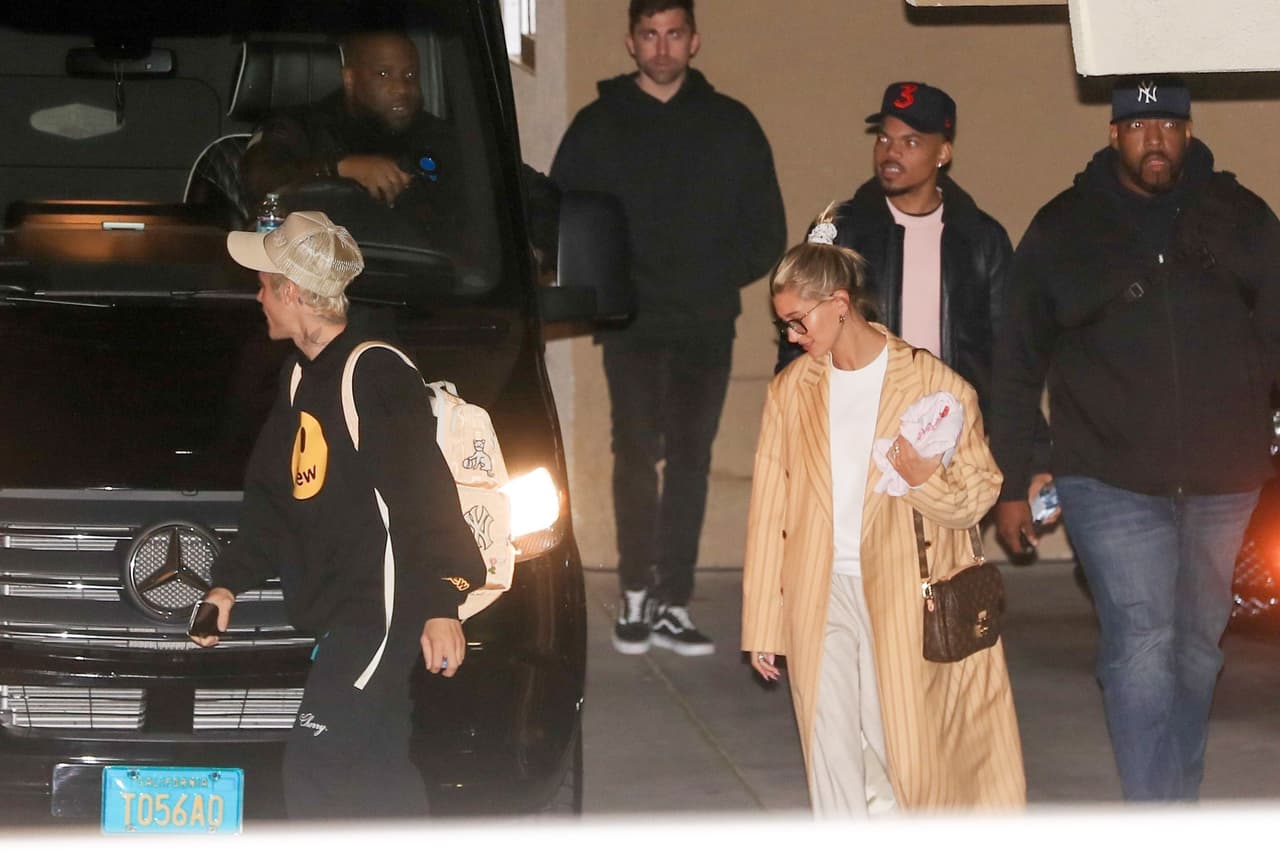 Luego de publicar el mensaje, el canadiense fue 
<b><a href="https://www.univision.com/entretenimiento/justin-bieber-salio-respondon-y-contesta-a-las-criticas-de-seth-rogen-video/embed" target="_blank">objeto de algunas críticas</a> </b>y hasta burlas por parte de ciertos seguidores. La esposa del intérprete no guardó silencio al respecto. 
<br>