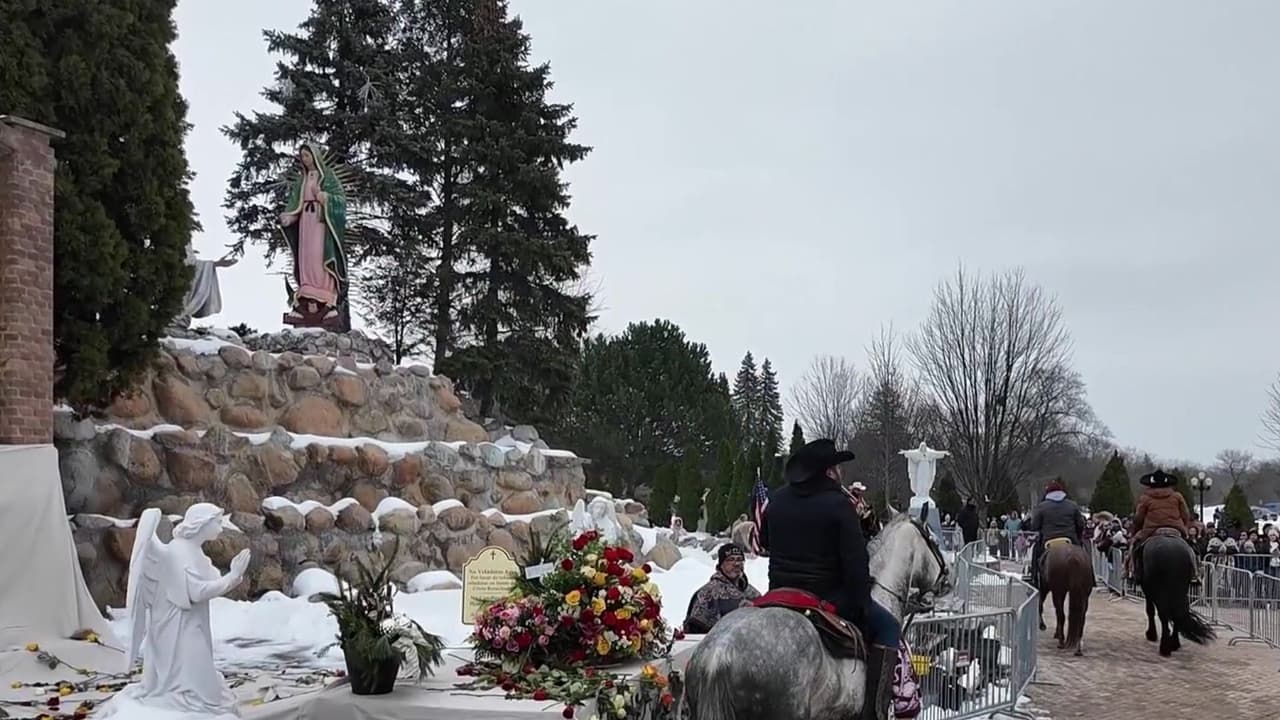 Al llegar al santuario, los jinetes saludan a la Morenita desde sus caballos, se persignan y conversan con ella. Le agradecen por otro año juntos.
<br>
<br>“Ya nos habían comentado que estaba muy bonito esto y pues quisimos echarnos la vuelta… - ¿Y qué le pareció?... – No pues todo muy bonito, todo muy en orden pues y sí Dios quiera y nos miramos aquí el año que viene”, comentó José Nieto.