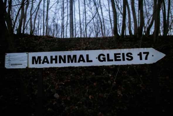 Hoy 27 de enero se conmemoran 70 años liberación de Auschwitz, el campo de concentración donde millones de seres humanos perdieron la vida por la terrible idea de exterminación de la población judía. Impresionante video #Auschwitz70 aquí Galería que la humanidad no debe olvidar.