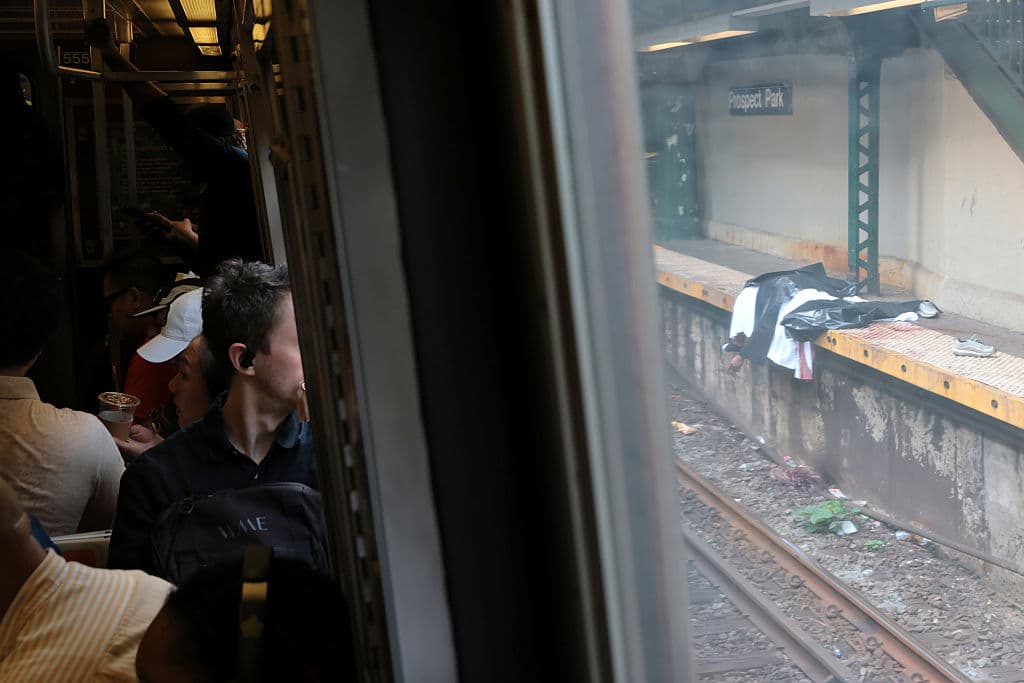 El incidente ocurrió aproximadamente a las 2:30 am, cuando una pelea en el andén derivó en el impacto.