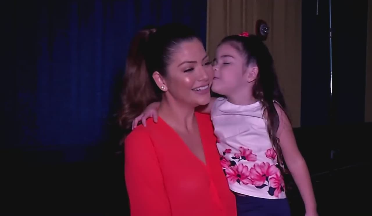 Giulietta no se resistió a demostrarle cariño a Ana Patricia y le dio un gran beso al entrar a la sala.
