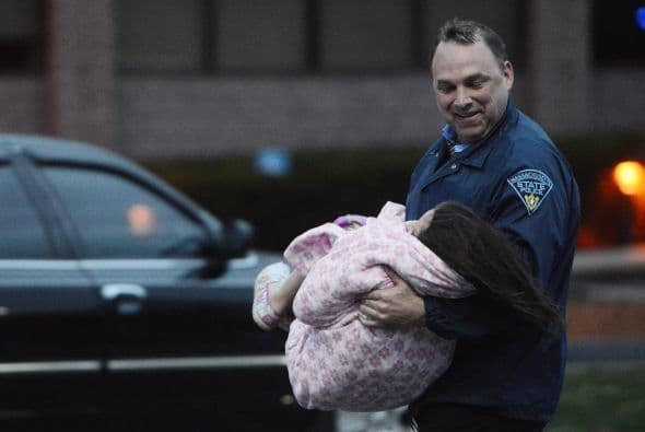 La policía confirmó vía Twitter, la detención del segundo sospechoso de los atentados del pasado lunes en el maratón de Boston (EE.UU.) y que había sido acorralado en el barrio de Watertown. "CAPTURADO!!! La caza se ha acabado. La búsqueda ha terminado. Se acabó el terror. Y la justicia ha ganado. El sospechoso está bajo custodia", se lee en el tuit de la policía de Boston. A lo largo de toda la jornada un extraordinario despliegue policial había perseguido a Dzhokhar Tsarnaev, un joven de 19 años de origen chechén, presunto coautor de los atentados. Según el diario Boston Globe, Tsarnaev fue capturado después de un tiroteo en el que resultó herido, por lo que está siendo trasladado al Hospital Mount Auburn de Cambridge. Un oficial le dijo al diario que el joven, de 19 años, se encuentra consciente. La noticia de su captura fue acogida con aplausos por el público que salió de sus casas.