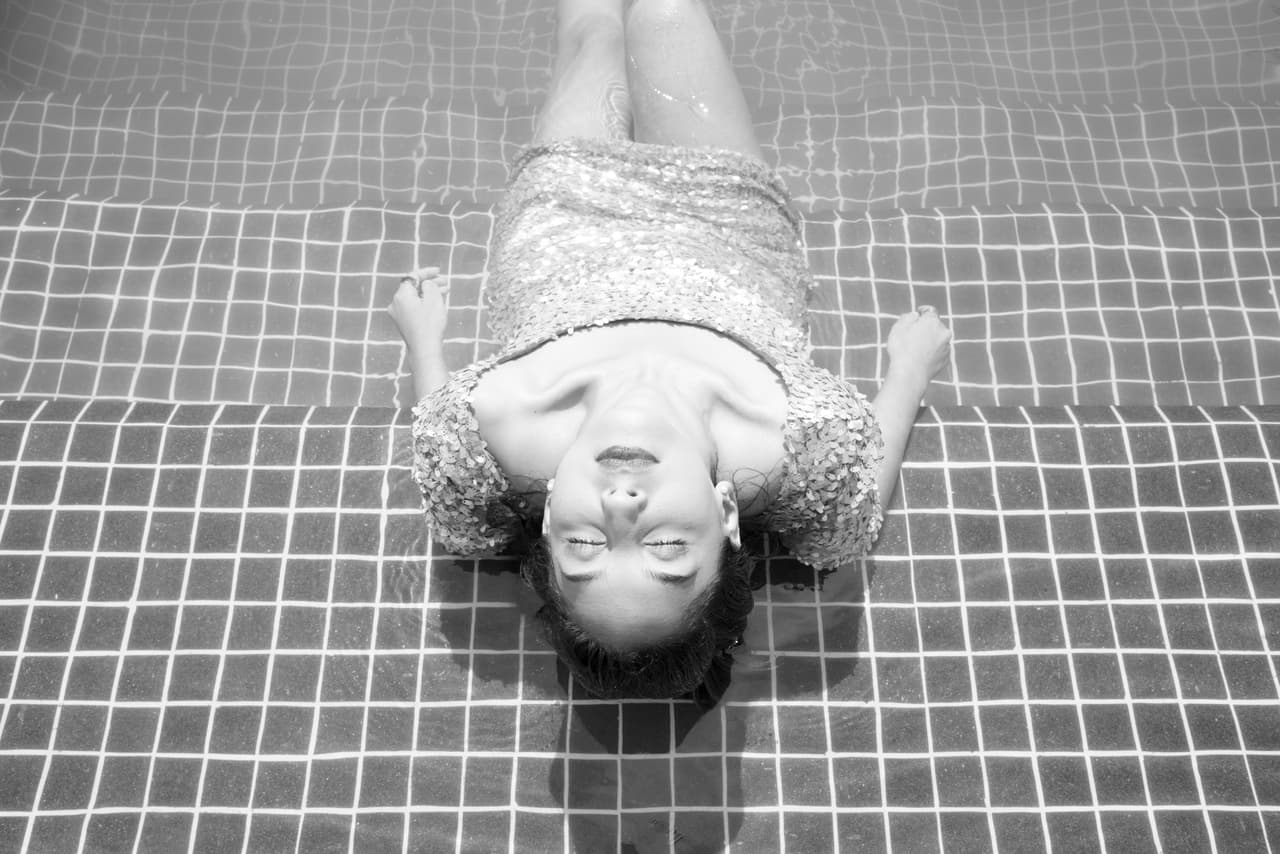 Tremenda sorpresa nos llevamos al encontrar estas fotos de
<b>Mafer Alonso</b> en una alberca.