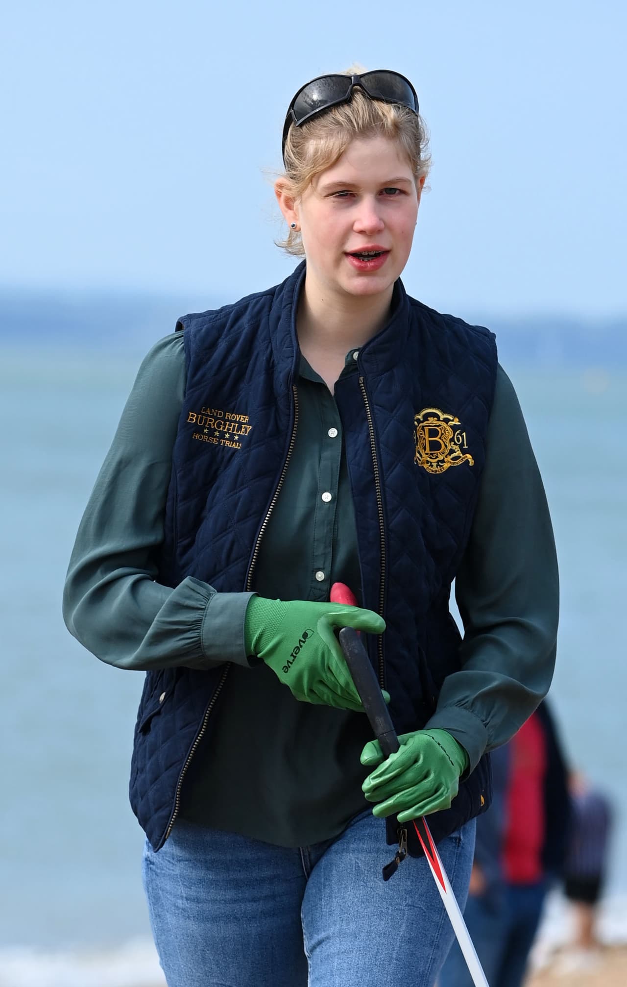 Los condes de Wessex quisieron que sus hijos tuvieran una infancia "normal". Tanto que incluso se ha informado que Louise ignoraba el estatus oficial de su abuela: para ella y su hermano la reina y el príncipe Philip eran la abuela y el abuelo; y el castillo, el escenario de sus juegos.