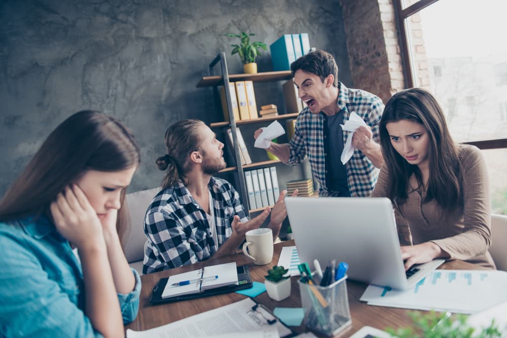 El aumento de los deseos posesivos, los celos y un sentido de prepotencia o arrogancia que puede causar problemas con los demás, tanto con familiares y vecinos como con compañeros de trabajo y hasta la pareja.
<br>