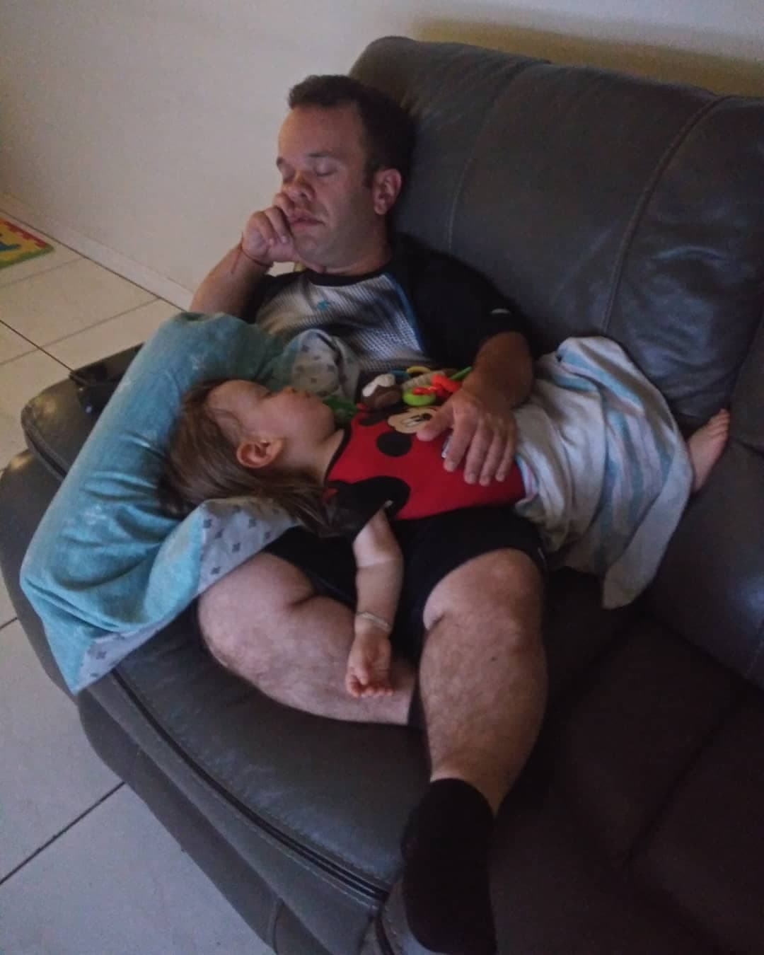 Padre e hijo poseen un vínculo muy especial que se nota hasta en la forma en que duermen la siesta.