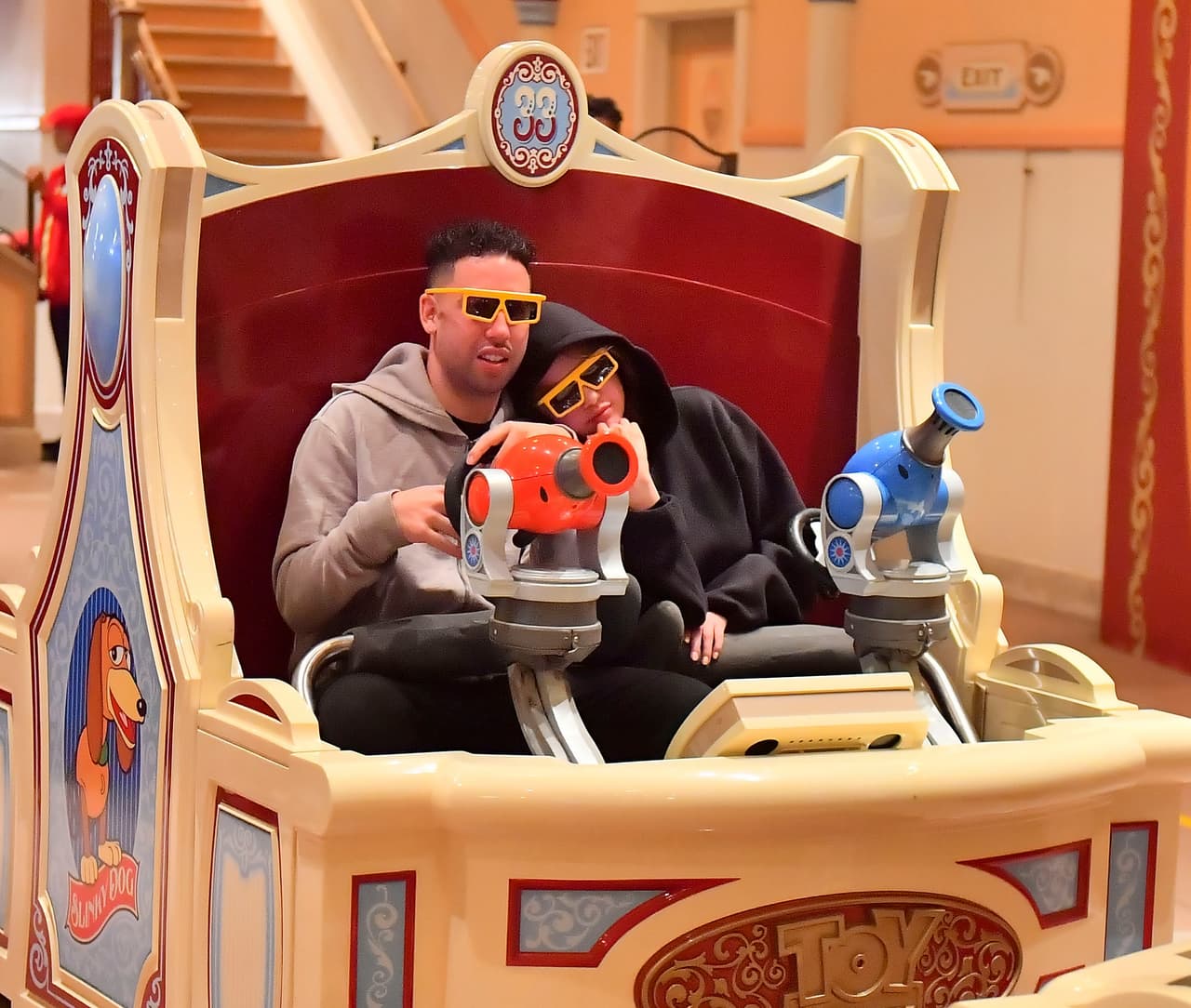 Junto a uno de sus amigos, subió a la atracción de 'Toy Story', donde se tomó un breve descanso.