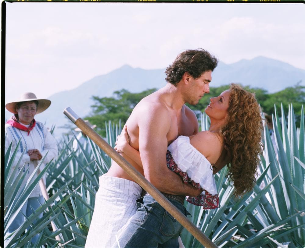 Respecto a los rumores de un romance entre Angélica Rivera y Eduardo Yáñez que supuestamente tuvieron cuando protagonizaban 'Destilando amor' y mientras el productor estaba casado con ella, así respondió: “Créeme que todo lo que puedan decir hoy por hoy son elementos que tienen que buscar notoriedad, pero créeme que no tengo ningún comentario al respecto”.
<br>