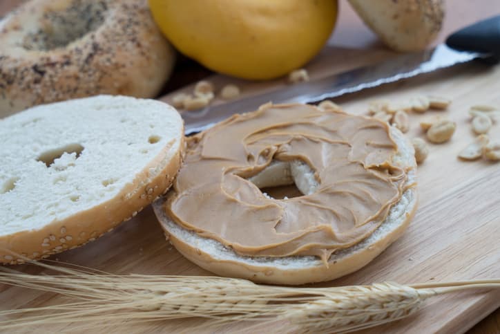 En vez de un bagel tradicional, puedes comerte uno pequeño con un poquito de mantequilla de maní. La clave, como siempre, está en la moderación.